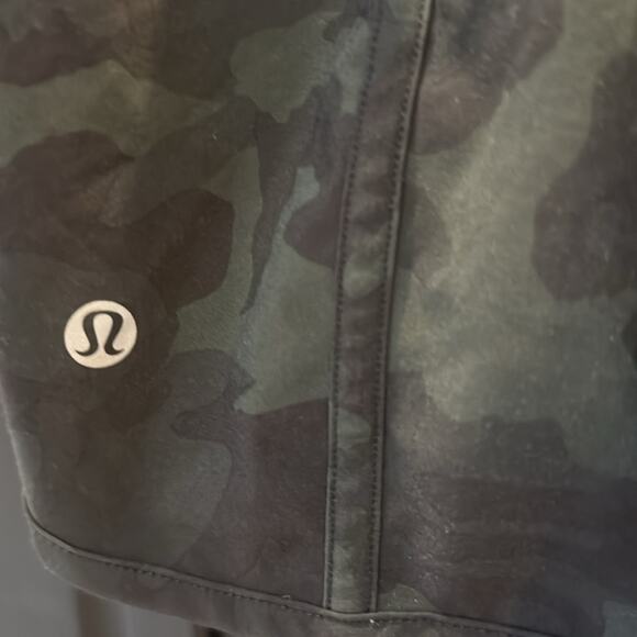 LULULEMON Tracker 4" Short 4 Incognito Camo Gator Green - Picture 7 of 10